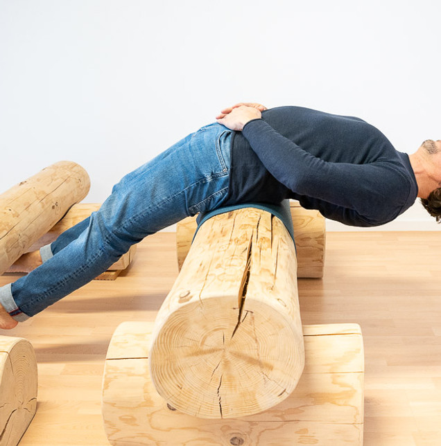 Biokinematik-Behandlung auf einer Holzliege