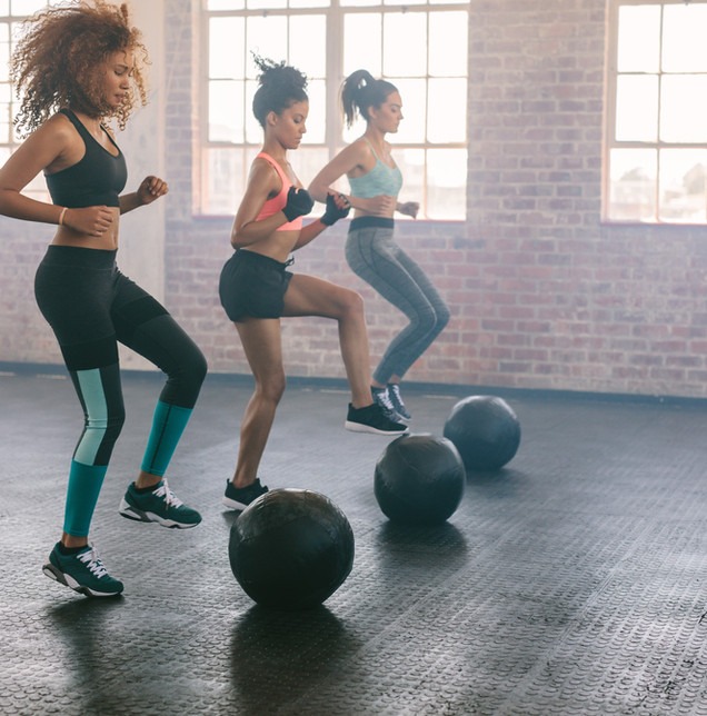 Gruppe bei Bauchmuskelübungen im Bodyworkout