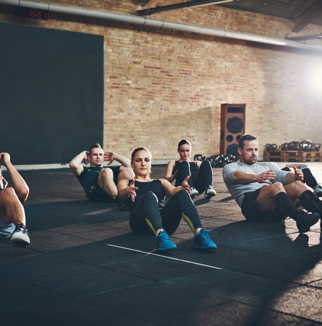 Frau mit Kettlebell beim intensiven deepWork-Training