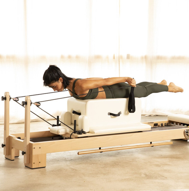 Training an einem Pilates-Reformer