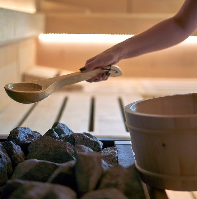 Finnische Sauna mit Holzeimer und Aufgusskelle
