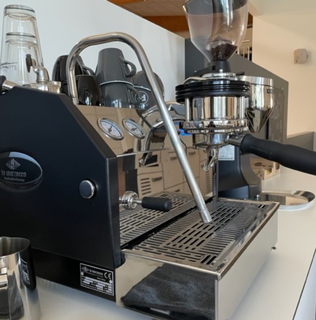 Professionelle Espressomaschine an der T1 Bar
