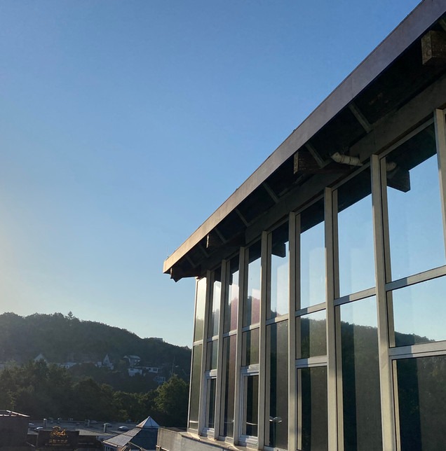 Außenansicht des T1 Gesundheitszentrums in der Morgensonne
