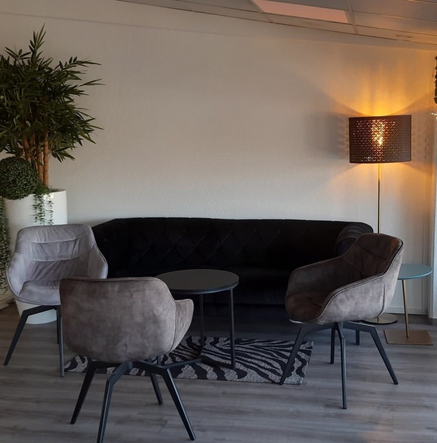 Bequeme Sitzgelegenheiten im Loungebereich des T1 Gesundheitszentrums