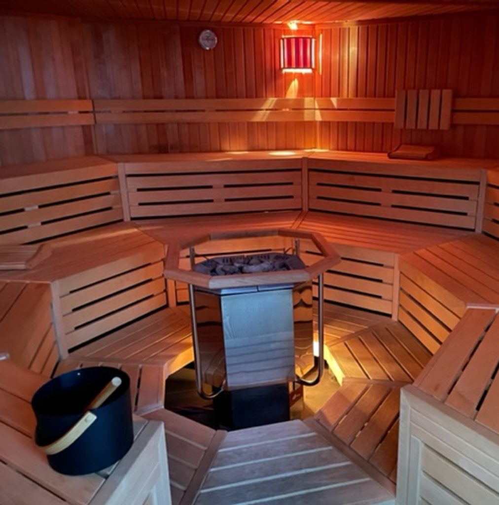 Finnische Sauna mit Ruhebereich und Gaskaminfeuer im T1 Gesundheitszentrum