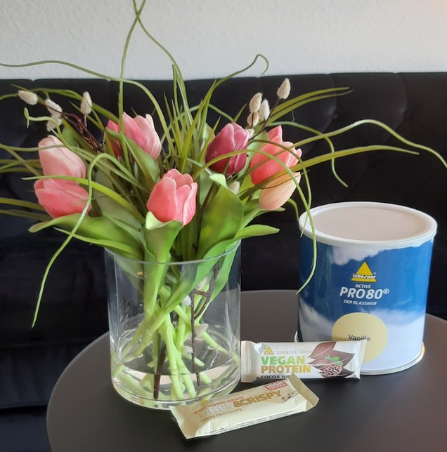 Eiweißshake und Proteinriegel auf einem Tisch in der T1 Lounge